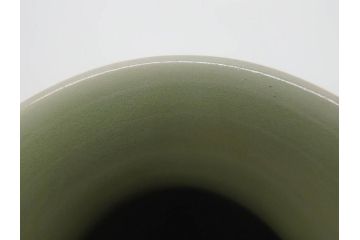 清風与平造　青磁　味わい深い色合いと存在感のある佇まいが目を惹く花入(花生、花瓶、花器、共箱付き)(R-073841)