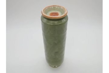 清風与平造　青磁　味わい深い色合いと存在感のある佇まいが目を惹く花入(花生、花瓶、花器、共箱付き)(R-073841)