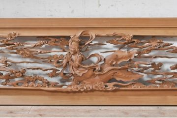 アンティーク建具　井波彫刻　雲峰刀　雲に天人　美しい天女のデザインが目を惹く片面彫刻欄間2枚セット(明かり取り、明り取り、在銘有り)(R-073858)