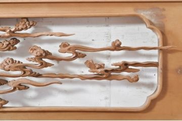 アンティーク建具　井波彫刻　雲峰刀　雲に天人　美しい天女のデザインが目を惹く片面彫刻欄間2枚セット(明かり取り、明り取り、在銘有り)(R-073858)
