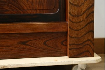 和製アンティーク　高級品!!　重厚　総欅材　黒柿引き戸框　漆塗り　存在感のある木目が目を惹く置き床　(R-073868)