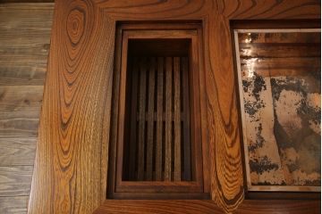 中古　美品!!　国産職人手造り　総欅(ケヤキ)材　美しい杢目と重厚感ある佇まいが素敵な大振り囲炉裏(火鉢、長火鉢、木製火鉢、座卓、ローテーブル)(R-073872)