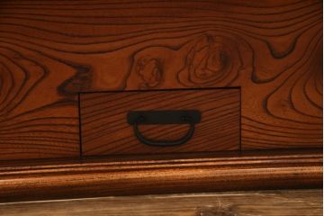中古　美品!!　国産職人手造り　総欅(ケヤキ)材　美しい杢目と重厚感ある佇まいが素敵な大振り囲炉裏(火鉢、長火鉢、木製火鉢、座卓、ローテーブル)(R-073872)