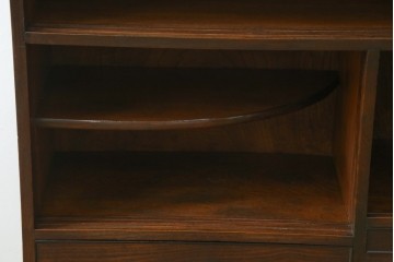 和製アンティーク　昭和初期　総欅材　天板筆返し付き　巾着モチーフのぶらり取っ手が可愛い　意匠を凝らした小振りな茶箪笥　(R-073880)