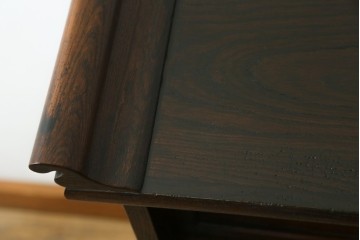 和製アンティーク　昭和初期　総欅材　天板筆返し付き　巾着モチーフのぶらり取っ手が可愛い　意匠を凝らした小振りな茶箪笥　(R-073880)