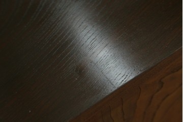 和製アンティーク　昭和初期　総欅材　天板筆返し付き　巾着モチーフのぶらり取っ手が可愛い　意匠を凝らした小振りな茶箪笥　(R-073880)