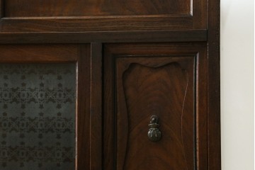 和製アンティーク　昭和初期　総欅材　天板筆返し付き　巾着モチーフのぶらり取っ手が可愛い　意匠を凝らした小振りな茶箪笥　(R-073880)