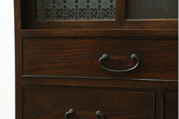 和製アンティーク　昭和初期　総欅材　天板筆返し付き　巾着モチーフのぶらり取っ手が可愛い　意匠を凝らした小振りな茶箪笥　(R-073880)