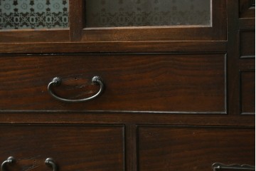 和製アンティーク　昭和初期　総欅材　天板筆返し付き　巾着モチーフのぶらり取っ手が可愛い　意匠を凝らした小振りな茶箪笥　(R-073880)