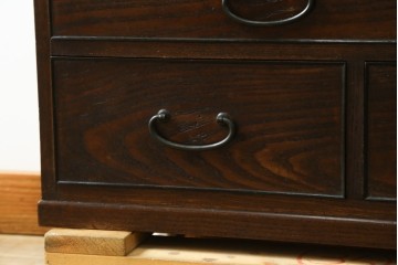 和製アンティーク　昭和初期　総欅材　天板筆返し付き　巾着モチーフのぶらり取っ手が可愛い　意匠を凝らした小振りな茶箪笥　(R-073880)