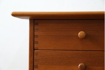 中古　デンマーク　Maver Collection(ネイバーコレクション)　S?ren Nissen(ソーレン・ニッセン)&Ebbe Gehl(エベ・ゲール)デザイン　チェリー材　ナチュラルテイストの空間づくりに活躍する7段サイドチェスト(引き出し、縦型チェスト、縦長チェスト、北欧)(R-073895)