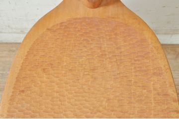 和製ビンテージ　背もたれと座面の彫刻模様が目を惹く板座チェア(椅子、イス、ダイニングチェア、ヴィンテージ)(R-073897)