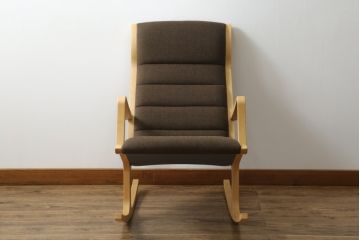 中古　美品　天童木工(Tendo)　どんな空間にも合わせやすいナチュラルカラーのロッキングチェア(アームチェア、揺り椅子、イス)(定価約11万円)(R-073926)