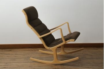 中古　美品　天童木工(Tendo)　どんな空間にも合わせやすいナチュラルカラーのロッキングチェア(アームチェア、揺り椅子、イス)(定価約11万円)(R-073926)