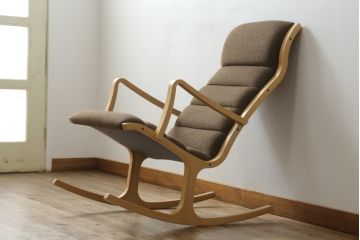 中古　美品　天童木工(Tendo)　どんな空間にも合わせやすいナチュラルカラーのロッキングチェア(アームチェア、揺り椅子、イス)(定価約11万円)(R-073926)