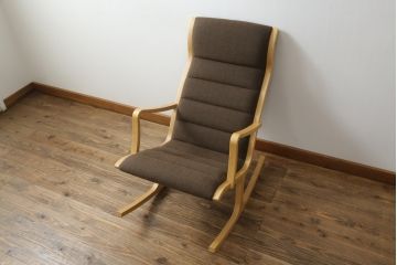 中古　美品　天童木工(Tendo)　どんな空間にも合わせやすいナチュラルカラーのロッキングチェア(アームチェア、揺り椅子、イス)(定価約11万円)(R-073926)