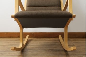 中古　美品　天童木工(Tendo)　どんな空間にも合わせやすいナチュラルカラーのロッキングチェア(アームチェア、揺り椅子、イス)(定価約11万円)(R-073926)