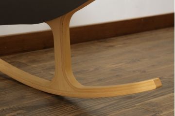 中古　美品　天童木工(Tendo)　どんな空間にも合わせやすいナチュラルカラーのロッキングチェア(アームチェア、揺り椅子、イス)(定価約11万円)(R-073926)