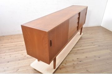 北欧ビンテージ　スウェーデン　Troeds Bjarnum(トロエッツビャーナム)社　Nils Jonsson(ニールス・ヨンソン)デザイン　チーク材　洗練された佇まいのサイドボード(リビングボード、収納棚、戸棚、キャビネット、ヴィンテージ)(R-073931)