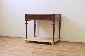 中古　美品　国会議事堂納品の高級家具メーカー　徳田家具　特徴的な脚のデザインが目を引くクラシカルなデスク(ワークデスク、在宅ワーク用、サイドテーブル、作業台)(R-073951)