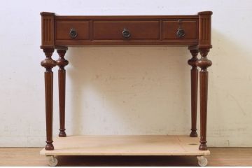 中古　美品　国会議事堂納品の高級家具メーカー　徳田家具　特徴的な脚のデザインが目を引くクラシカルなデスク(ワークデスク、在宅ワーク用、サイドテーブル、作業台)(R-073951)