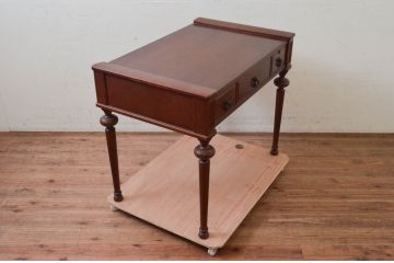 中古　美品　国会議事堂納品の高級家具メーカー　徳田家具　特徴的な脚のデザインが目を引くクラシカルなデスク(ワークデスク、在宅ワーク用、サイドテーブル、作業台)(R-073951)