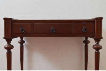 中古　美品　国会議事堂納品の高級家具メーカー　徳田家具　特徴的な脚のデザインが目を引くクラシカルなデスク(ワークデスク、在宅ワーク用、サイドテーブル、作業台)(R-073951)