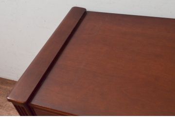 中古　美品　国会議事堂納品の高級家具メーカー　徳田家具　特徴的な脚のデザインが目を引くクラシカルなデスク(ワークデスク、在宅ワーク用、サイドテーブル、作業台)(R-073951)