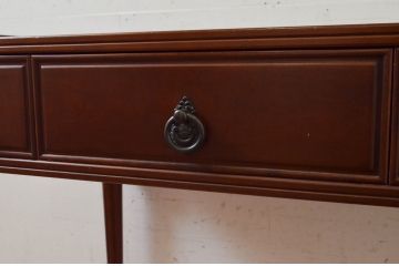 中古　美品　国会議事堂納品の高級家具メーカー　徳田家具　特徴的な脚のデザインが目を引くクラシカルなデスク(ワークデスク、在宅ワーク用、サイドテーブル、作業台)(R-073951)