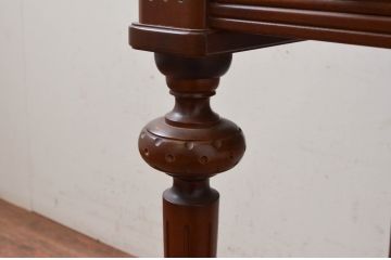 中古　美品　国会議事堂納品の高級家具メーカー　徳田家具　特徴的な脚のデザインが目を引くクラシカルなデスク(ワークデスク、在宅ワーク用、サイドテーブル、作業台)(R-073951)