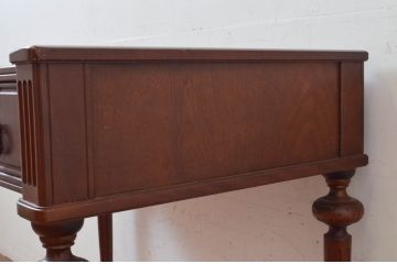 中古　美品　国会議事堂納品の高級家具メーカー　徳田家具　特徴的な脚のデザインが目を引くクラシカルなデスク(ワークデスク、在宅ワーク用、サイドテーブル、作業台)(R-073951)