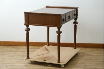 中古　美品　国会議事堂納品の高級家具メーカー　徳田家具　特徴的な脚のデザインが目を引くクラシカルなデスク　(R-073951)