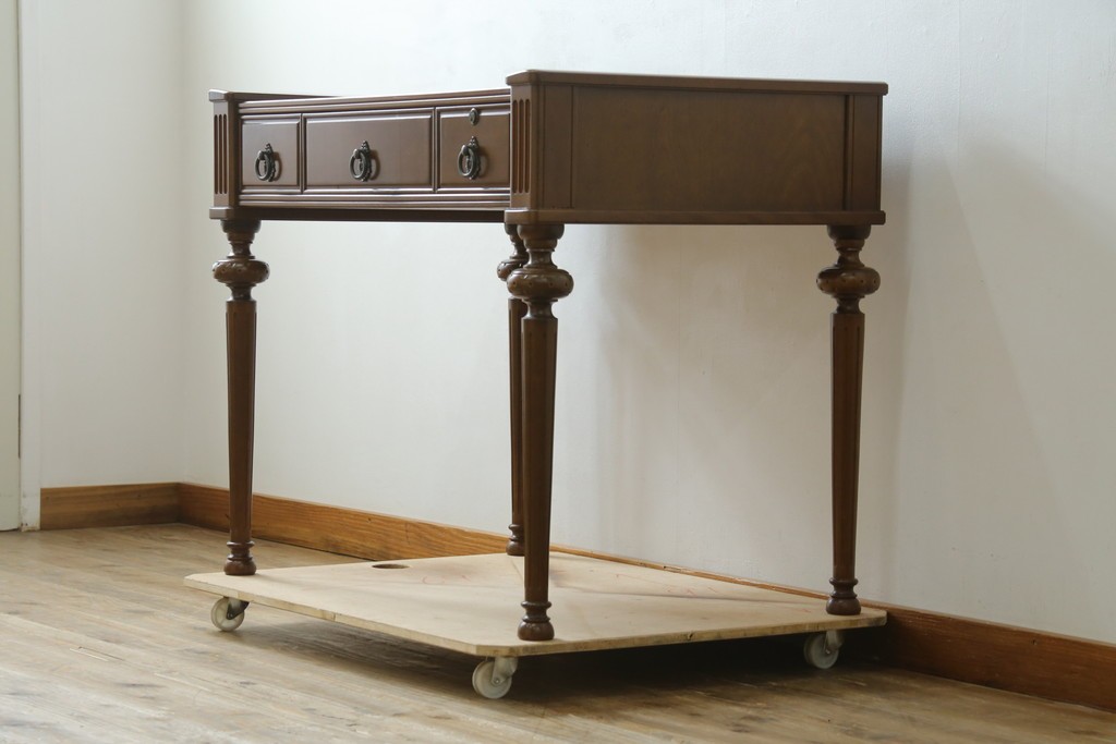 中古　美品　国会議事堂納品の高級家具メーカー　徳田家具　特徴的な脚のデザインが目を引くクラシカルなデスク　(R-073951)