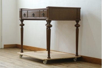 中古　美品　国会議事堂納品の高級家具メーカー　徳田家具　特徴的な脚のデザインが目を引くクラシカルなデスク　(R-073951)