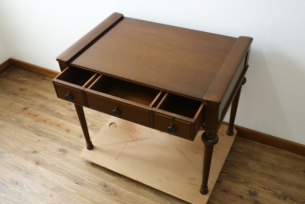 中古　美品　国会議事堂納品の高級家具メーカー　徳田家具　特徴的な脚のデザインが目を引くクラシカルなデスク　(R-073951)