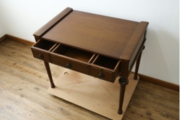 中古　美品　国会議事堂納品の高級家具メーカー　徳田家具　特徴的な脚のデザインが目を引くクラシカルなデスク　(R-073951)