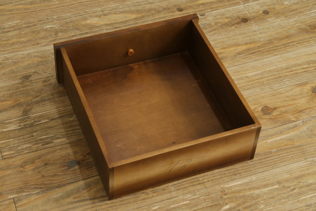 中古　美品　国会議事堂納品の高級家具メーカー　徳田家具　特徴的な脚のデザインが目を引くクラシカルなデスク　(R-073951)