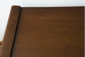 中古　美品　国会議事堂納品の高級家具メーカー　徳田家具　特徴的な脚のデザインが目を引くクラシカルなデスク　(R-073951)