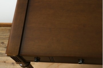 中古　美品　国会議事堂納品の高級家具メーカー　徳田家具　特徴的な脚のデザインが目を引くクラシカルなデスク　(R-073951)