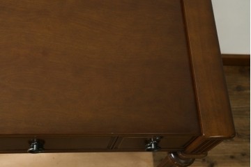 中古　美品　国会議事堂納品の高級家具メーカー　徳田家具　特徴的な脚のデザインが目を引くクラシカルなデスク　(R-073951)