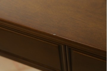 中古　美品　国会議事堂納品の高級家具メーカー　徳田家具　特徴的な脚のデザインが目を引くクラシカルなデスク　(R-073951)