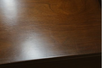 中古　美品　国会議事堂納品の高級家具メーカー　徳田家具　特徴的な脚のデザインが目を引くクラシカルなデスク　(R-073951)