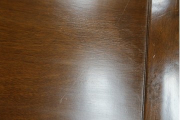 中古　美品　国会議事堂納品の高級家具メーカー　徳田家具　特徴的な脚のデザインが目を引くクラシカルなデスク　(R-073951)