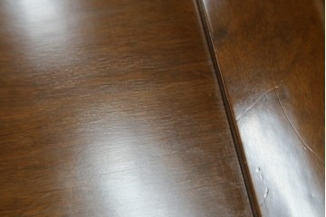 中古　美品　国会議事堂納品の高級家具メーカー　徳田家具　特徴的な脚のデザインが目を引くクラシカルなデスク　(R-073951)