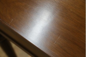 中古　美品　国会議事堂納品の高級家具メーカー　徳田家具　特徴的な脚のデザインが目を引くクラシカルなデスク　(R-073951)