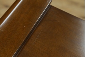 中古　美品　国会議事堂納品の高級家具メーカー　徳田家具　特徴的な脚のデザインが目を引くクラシカルなデスク　(R-073951)