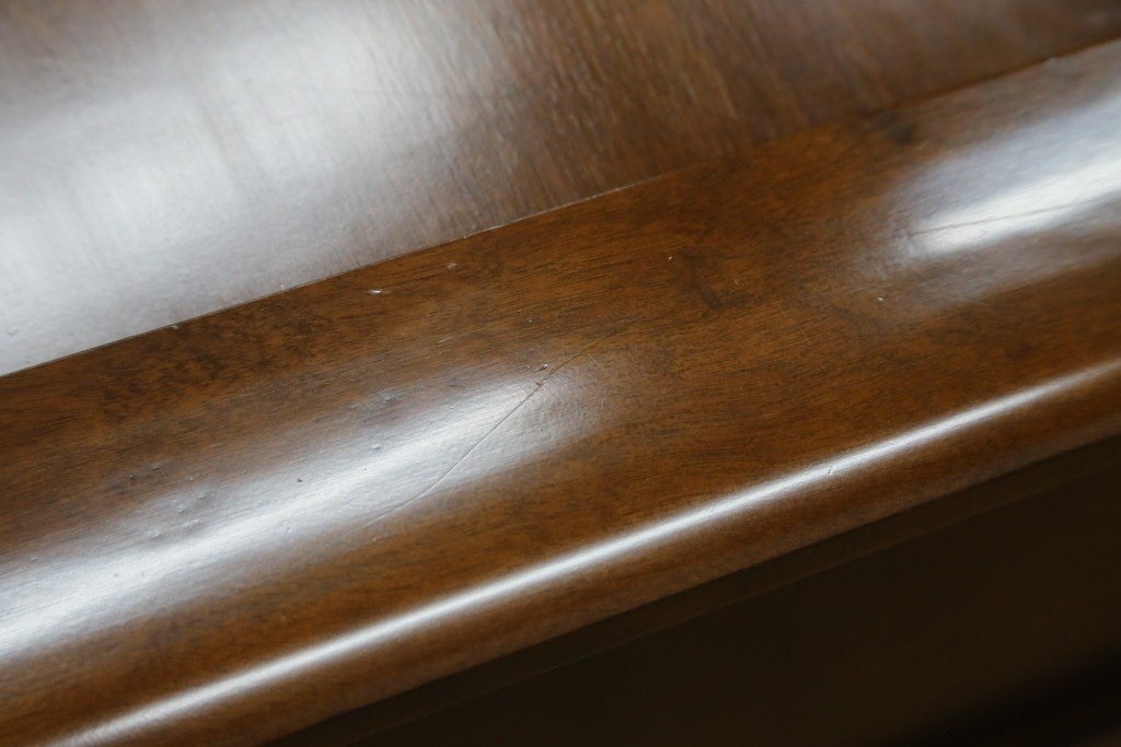 中古　美品　国会議事堂納品の高級家具メーカー　徳田家具　特徴的な脚のデザインが目を引くクラシカルなデスク　(R-073951)