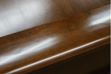 中古　美品　国会議事堂納品の高級家具メーカー　徳田家具　特徴的な脚のデザインが目を引くクラシカルなデスク　(R-073951)