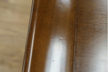 中古　美品　国会議事堂納品の高級家具メーカー　徳田家具　特徴的な脚のデザインが目を引くクラシカルなデスク　(R-073951)