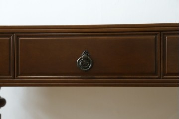 中古　美品　国会議事堂納品の高級家具メーカー　徳田家具　特徴的な脚のデザインが目を引くクラシカルなデスク　(R-073951)